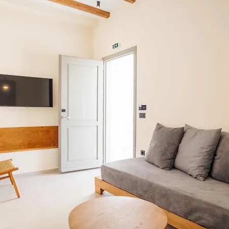 Kouros Blanc & Hotel Pounda