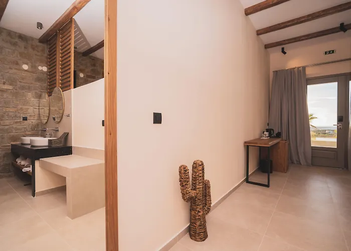 Kouros Blanc & Hotel Pounda